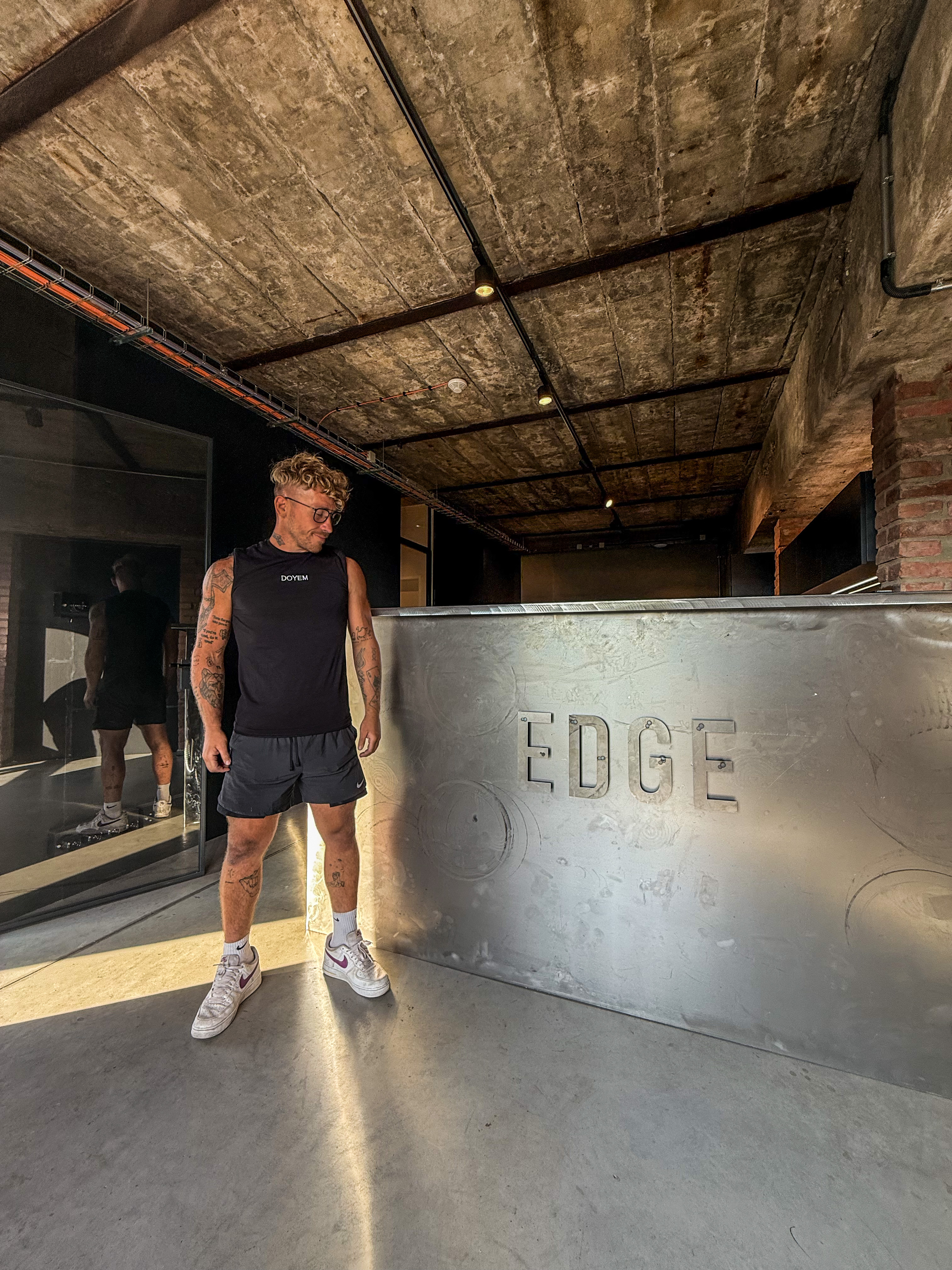 Doyem nábytek z beskyd masiv a kov